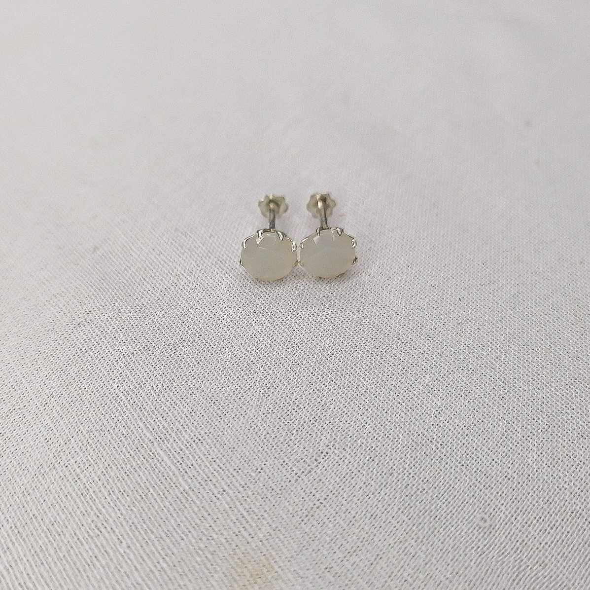 Hypoallergenic silver stud earrings for lobe off white color