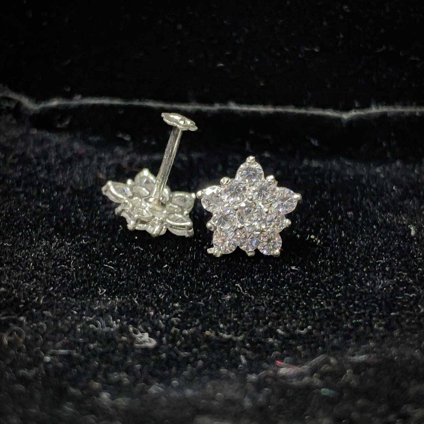Zarqon flower Chandi Stud Earrings