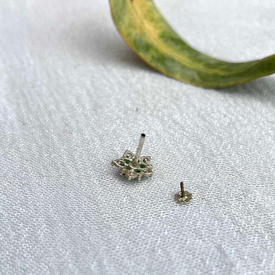 Black & white Flower Chandi Stud Earrings