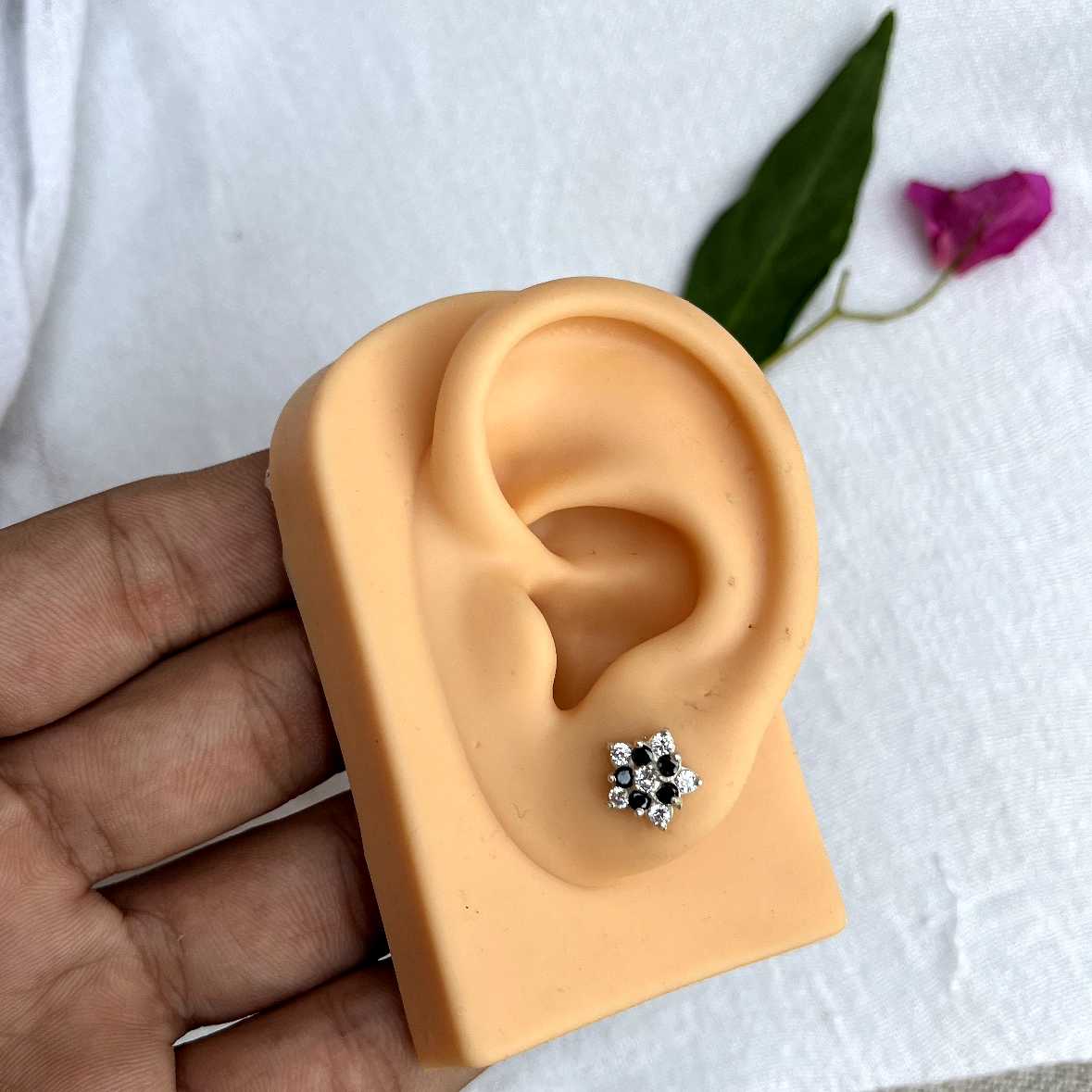 Black & white Flower Chandi Stud Earrings