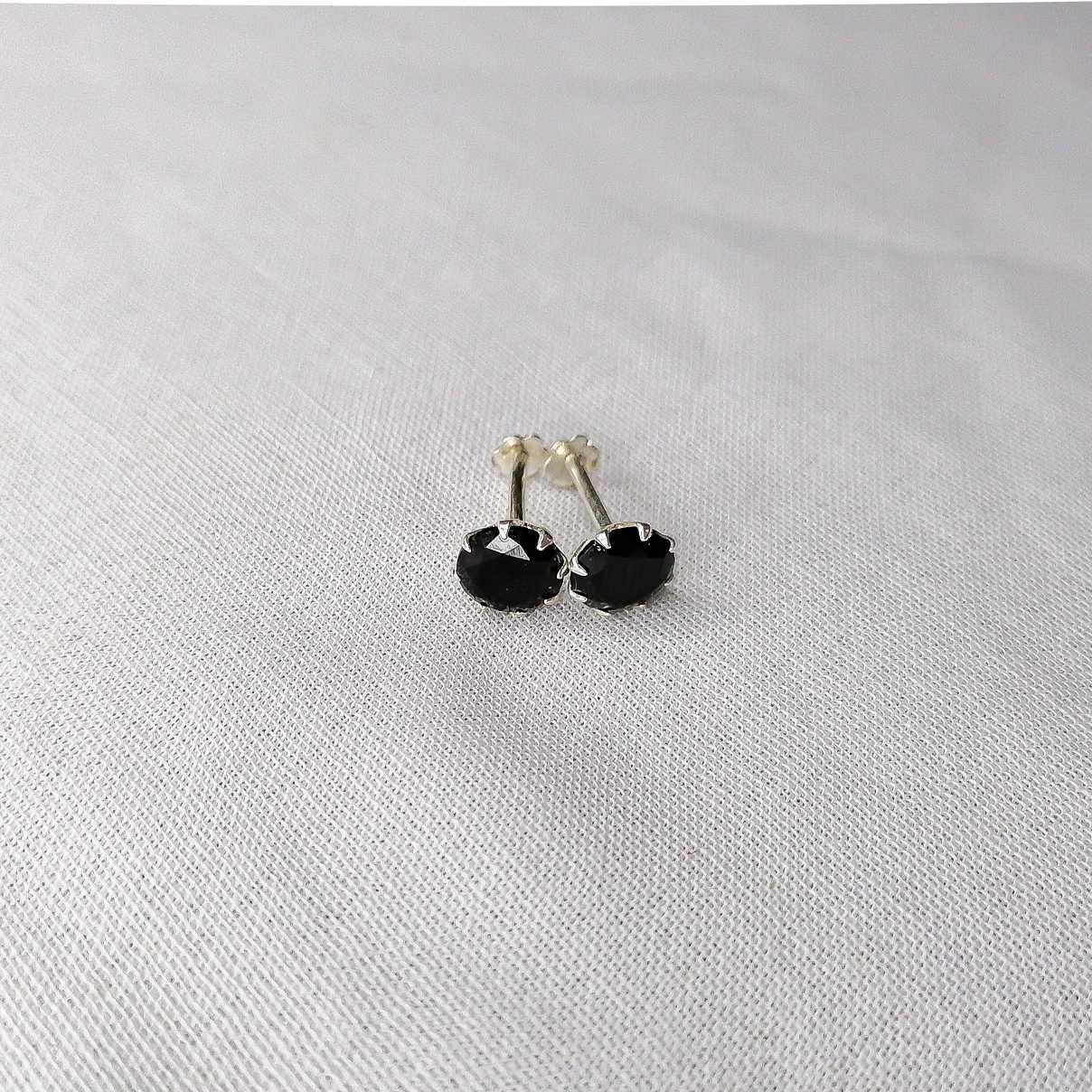 Hypoallergenic silver stud earrings for lobe black color