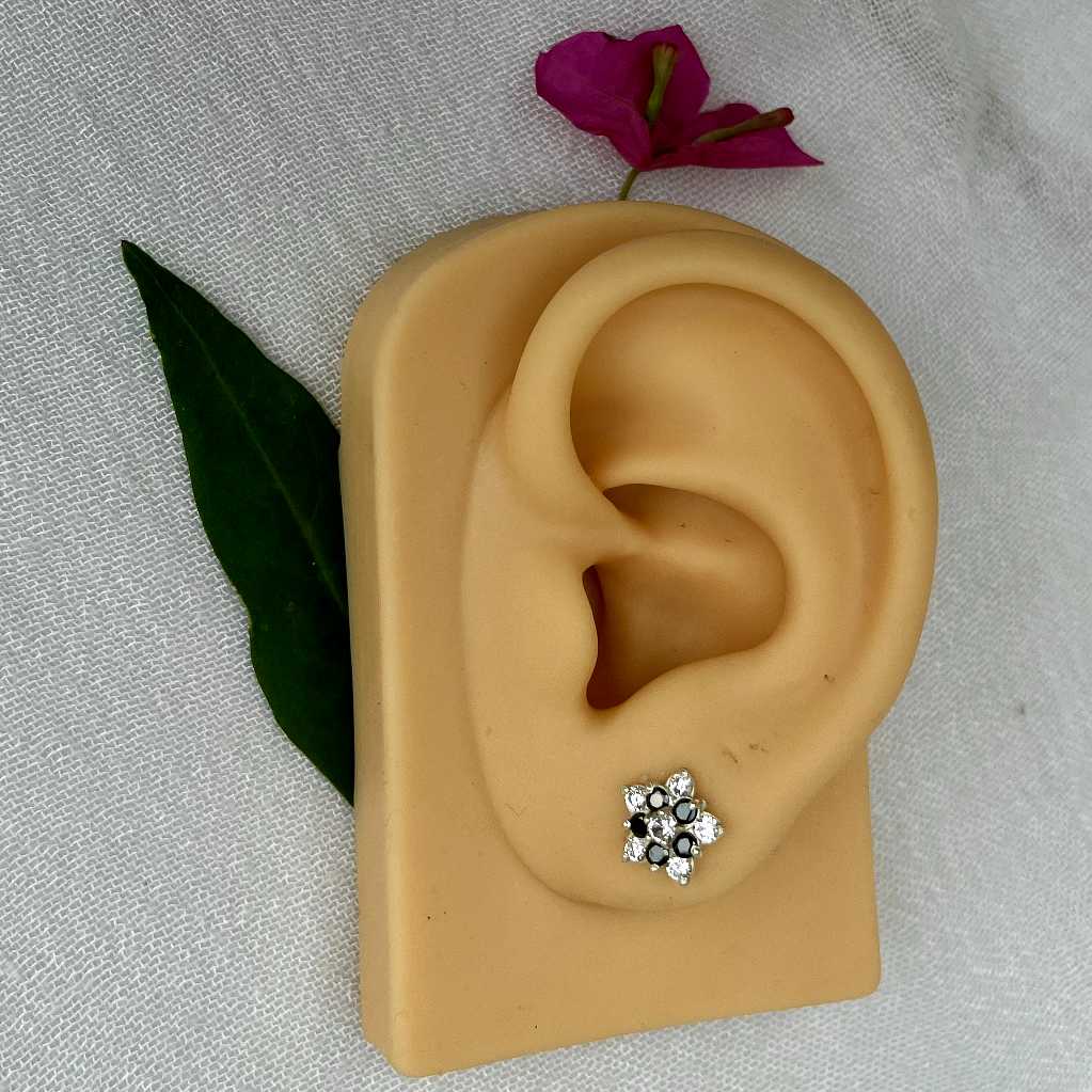 Black & white Flower Chandi Stud Earrings
