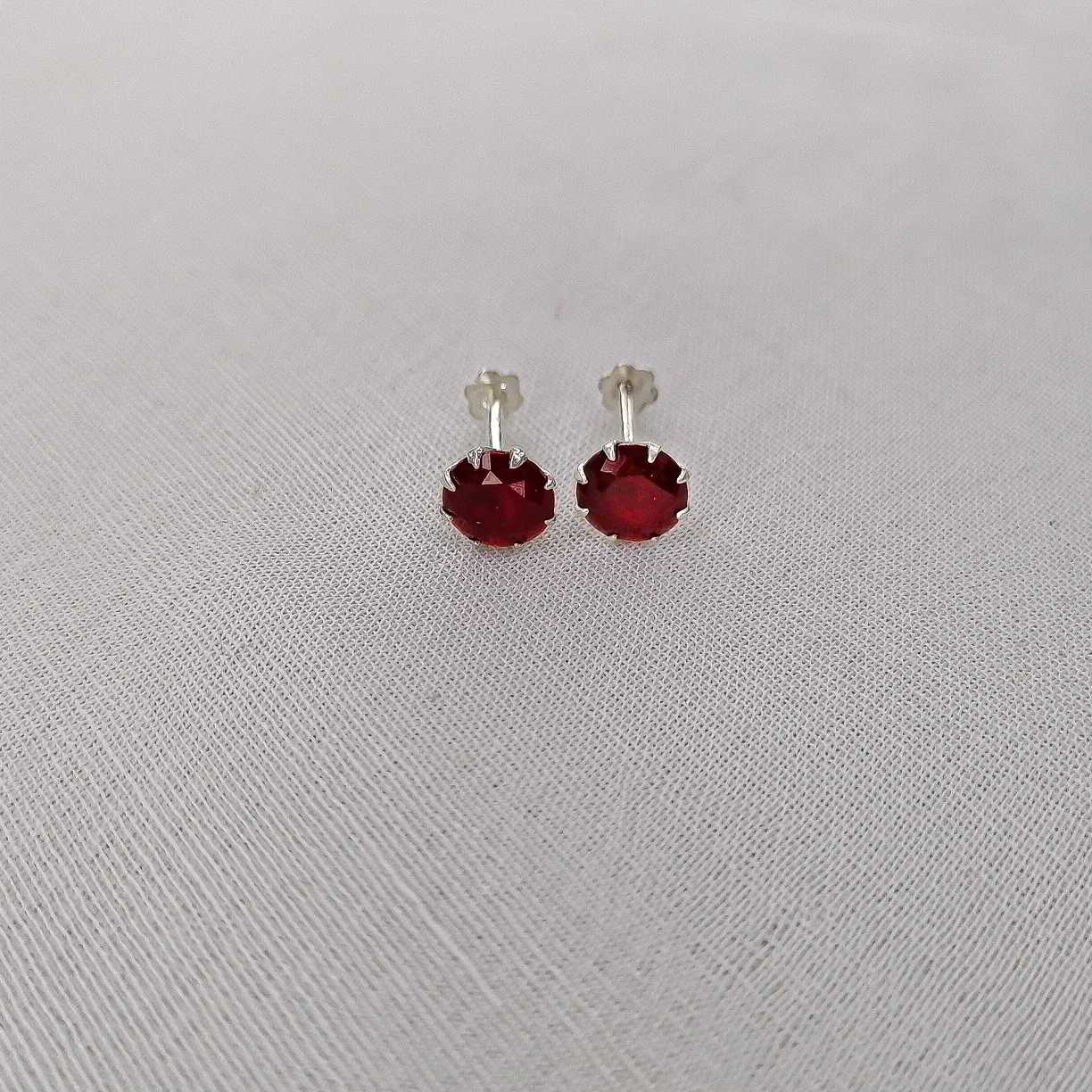 Hypoallergenic silver stud earrings for lobe red color