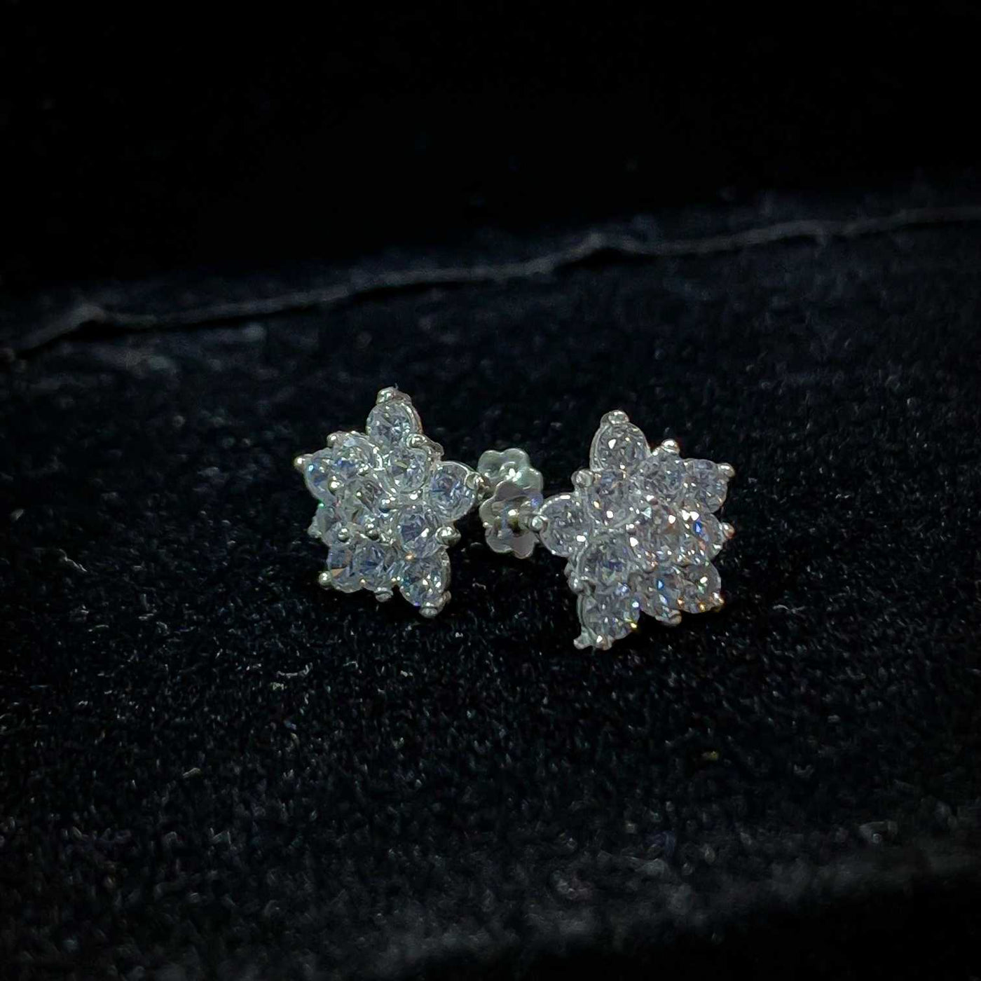Zarqon flower Chandi Stud Earrings